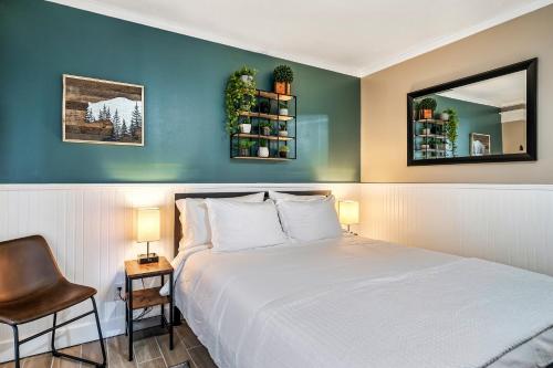 Lovely condo w/ indoor pool *only steps to parkway