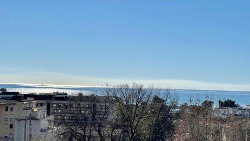 Appartement calme et propre avec vue sur la mer in Saint-Laurent-du-Var Appartement calme et propre avec vue sur la mer in Saint-Laurent-du-Var