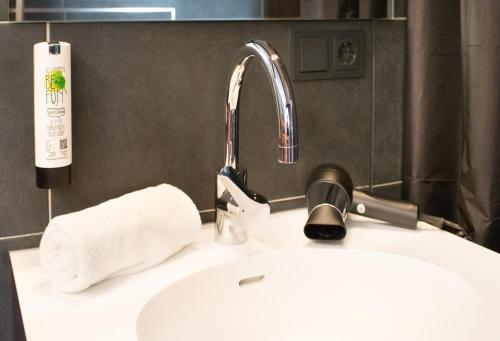 Bathroom, GA Hotel by WMM Hotels in Graben (Bavaria) Bathroom, GA Hotel by WMM Hotels in Graben (Bavaria)