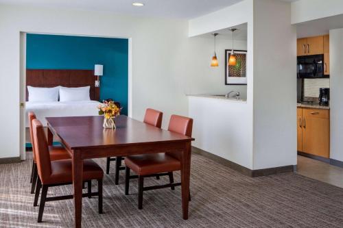 Sonesta ES Suites Dallas Medical Market Center in 스템몬스 코리도 Sonesta ES Suites Dallas Medical Market Center in 스템몬스 코리도