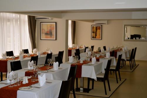 מסעדה, New Brookfields Hotel near שדה התעופה הבינלאומי Lungi International Airport מסעדה, New Brookfields Hotel near שדה התעופה הבינלאומי Lungi International Airport