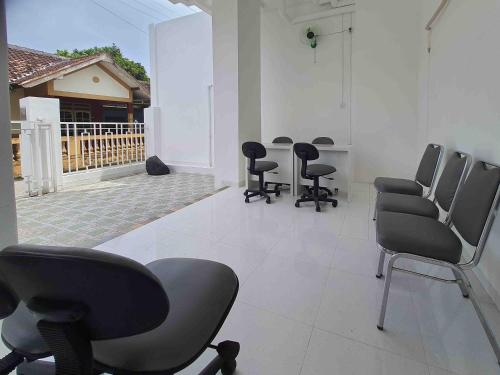 숙소 외관, RedDoorz Syariah @ Jalan Godean in Godean 숙소 외관, RedDoorz Syariah @ Jalan Godean in Godean