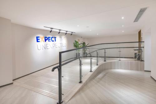 Lobby, Holiday Inn Express Shanghai Gubei By IHG in New Hongqiao Commercial Center and Changning Lobby, Holiday Inn Express Shanghai Gubei By IHG in New Hongqiao Commercial Center and Changning