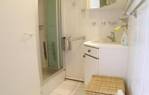 Bathroom, Nice apartment in St, Hilaire de Riez with 1 Bedrooms and WiFi in Saint-Jean-de-Monts Bathroom, Nice apartment in St, Hilaire de Riez with 1 Bedrooms and WiFi in Saint-Jean-de-Monts
