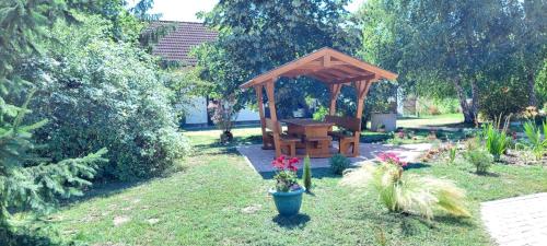 Hungarian Farmhouse in โดมัสเซ็ค Hungarian Farmhouse in โดมัสเซ็ค