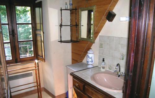 Μπάνιο, Nice home in La Gacilly with 2 Bedrooms and WiFi in Καρντουάρ Μπάνιο, Nice home in La Gacilly with 2 Bedrooms and WiFi in Καρντουάρ