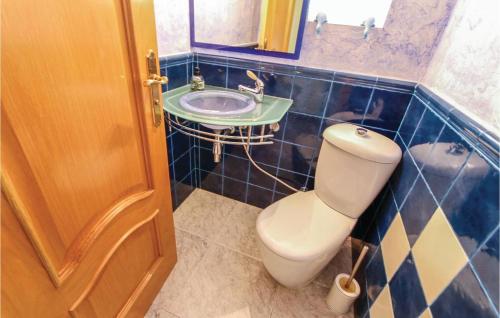 Bany, Amazing home in St Cebria de Vallalta with 4 Bedrooms, WiFi and Outdoor swimming pool in Sant Cebria de Vallalta Bany, Amazing home in St Cebria de Vallalta with 4 Bedrooms, WiFi and Outdoor swimming pool in Sant Cebria de Vallalta