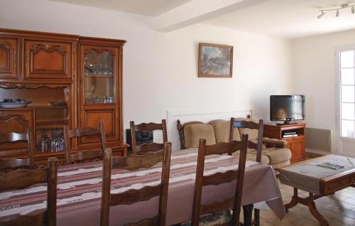 Nice home in Kerlouan with 5 Bedrooms and WiFi in Λεσνεβέν Nice home in Kerlouan with 5 Bedrooms and WiFi in Λεσνεβέν