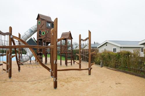 Playground, Chalet (J10) op gezellige familiecamping bij zee in Kamperland Playground, Chalet (J10) op gezellige familiecamping bij zee in Kamperland