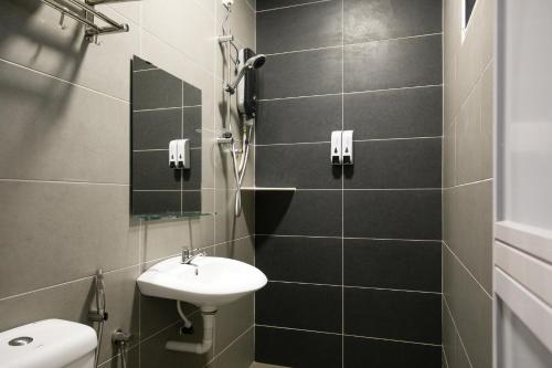 Bathroom, Canning 33 near Public Bank @ Taman Canning Bathroom, Canning 33 near Public Bank @ Taman Canning