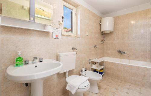 Baño, Amazing apartment in Omisalj with 2 Bedrooms and WiFi in Omisalj Baño, Amazing apartment in Omisalj with 2 Bedrooms and WiFi in Omisalj