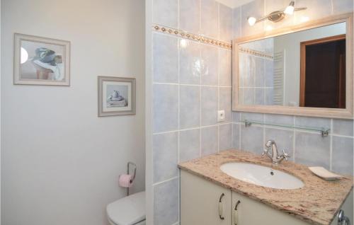 ห้องน้ำ, Awesome home in Aigues-Mortes with 3 Bedrooms and WiFi in แอก มอร์ต ห้องน้ำ, Awesome home in Aigues-Mortes with 3 Bedrooms and WiFi in แอก มอร์ต