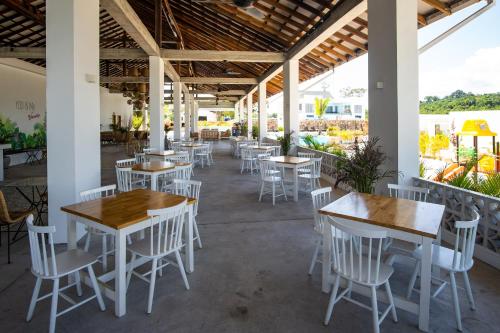 Restaurant, You&Me Resort in Koh Rong Restaurant, You&Me Resort in Koh Rong