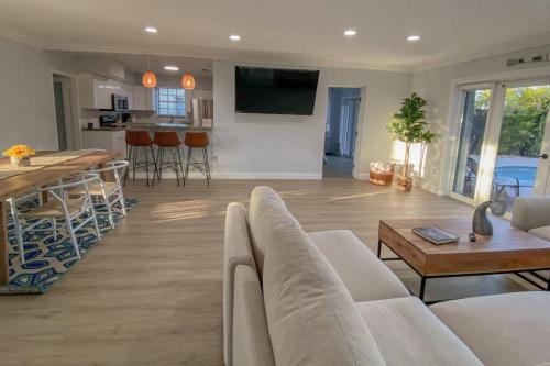 5BR! Pool, Air Hockey, Playground, Gazebo, BBQ, Sleeps 16 in Sunset 5BR! Pool, Air Hockey, Playground, Gazebo, BBQ, Sleeps 16 in Sunset