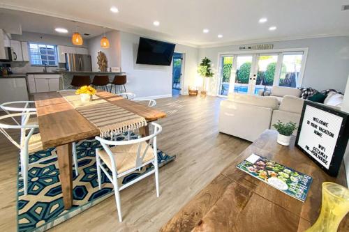 5BR! Pool, Air Hockey, Playground, Gazebo, BBQ, Sleeps 16 in Sunset 5BR! Pool, Air Hockey, Playground, Gazebo, BBQ, Sleeps 16 in Sunset