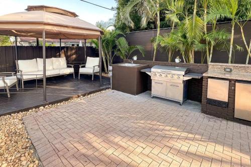 5BR! Pool, Air Hockey, Playground, Gazebo, BBQ, Sleeps 16 in Sunset 5BR! Pool, Air Hockey, Playground, Gazebo, BBQ, Sleeps 16 in Sunset