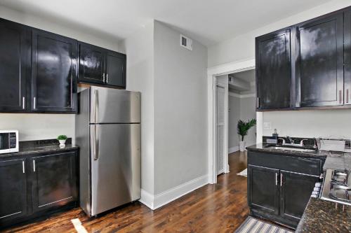 Comfy and Chic 2BR Apt close to Shops - Sunnyside 2F in Ravenswood Gardens Comfy and Chic 2BR Apt close to Shops - Sunnyside 2F in Ravenswood Gardens