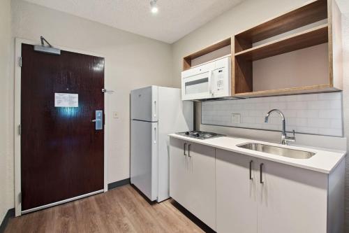 Kitchen, Extended Stay America Suites - Fort Lauderdale - Plantation in Plantation Kitchen, Extended Stay America Suites - Fort Lauderdale - Plantation in Plantation