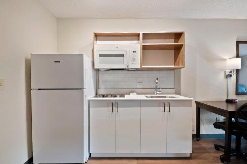廚房, 美國長住飯店套房-勞德代爾堡-普蘭塔申 (Extended Stay America Suites - Fort Lauderdale - Plantation) in 羅德岱堡(FL) 廚房, 美國長住飯店套房-勞德代爾堡-普蘭塔申 (Extended Stay America Suites - Fort Lauderdale - Plantation) in 羅德岱堡(FL)