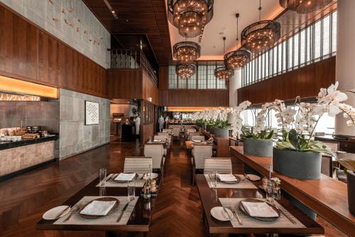 Restaurant, Lotte Hotel Hanoi in Ba Dinh Restaurant, Lotte Hotel Hanoi in Ba Dinh