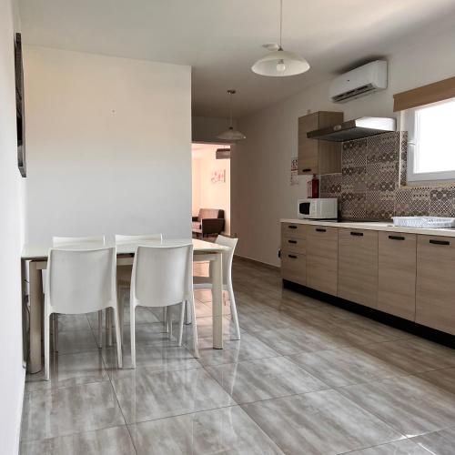 F4 Room 3, Private Room two single beds shared bathroom in Msida F4 Room 3, Private Room two single beds shared bathroom in Msida