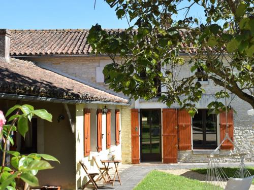 Eksterijer hotela, 18th century farmhouse with spacious covered terrace, nearby Poitiers and Chinon in Saint Jean De Sauves Eksterijer hotela, 18th century farmhouse with spacious covered terrace, nearby Poitiers and Chinon in Saint Jean De Sauves