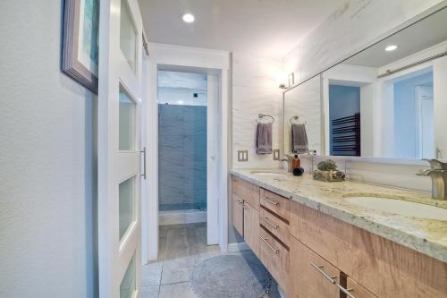 Oceanfront Condo, Hot Tub, Heated Pool, Beach Access, Beach Gear in Solana Beach Oceanfront Condo, Hot Tub, Heated Pool, Beach Access, Beach Gear in Solana Beach