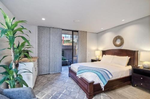 Oceanfront Condo, Hot Tub, Heated Pool, Beach Access, Beach Gear in Solana Beach Oceanfront Condo, Hot Tub, Heated Pool, Beach Access, Beach Gear in Solana Beach