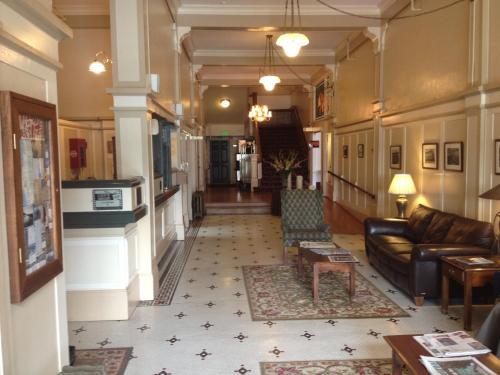 Előcsarnok, Hotel Arcata in Arcata (CA) Előcsarnok, Hotel Arcata in Arcata (CA)
