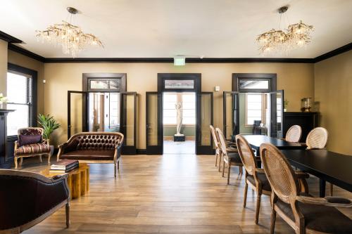 Lobby, The Edward Buffalo near Buffalo Zoo Lobby, The Edward Buffalo near Buffalo Zoo