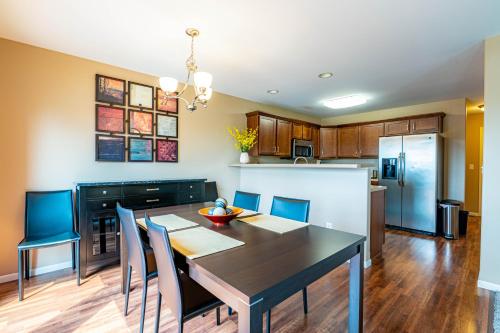 3 Bedroom w/ King Suite - Home away from home! in Норт-Либерти 3 Bedroom w/ King Suite - Home away from home! in Норт-Либерти
