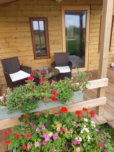 Beautiful Wooden tiny house, Glamping cabin with hot tub 2 in Tuxford Beautiful Wooden tiny house, Glamping cabin with hot tub 2 in Tuxford