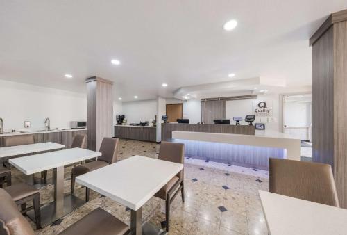Лобби, Quality Inn & Suites North Mesquite I-30 in Мескит Лобби, Quality Inn & Suites North Mesquite I-30 in Мескит