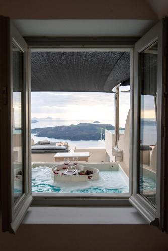 CALDERA CLIFF ILLUSION SUITES in Santorini CALDERA CLIFF ILLUSION SUITES in Santorini