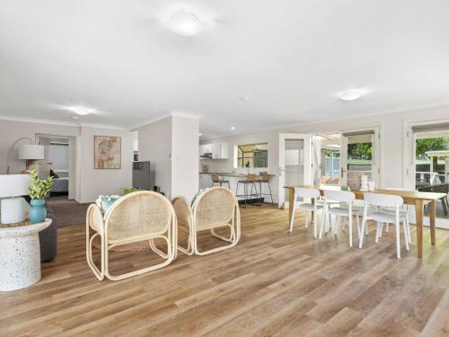 Spacious 3-bedroom Beach Home Close to Golf Course in Bateau Bay Spacious 3-bedroom Beach Home Close to Golf Course in Bateau Bay