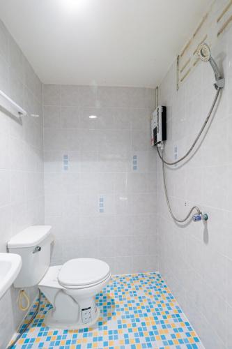 Bathroom, RedDoorz SI FAH at Bangsaen Hotel in Chonburi Bathroom, RedDoorz SI FAH at Bangsaen Hotel in Chonburi
