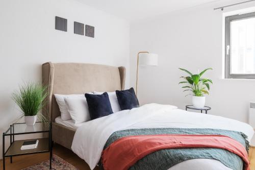 Riverside Two Bedroom Apartment in Canary Wharf