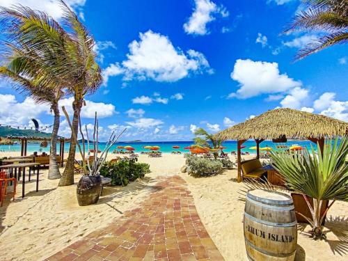 Restaurant, Villa West Indies, spectacular sea view, inside Orient Bay resort, private pool in Saint Martin Restaurant, Villa West Indies, spectacular sea view, inside Orient Bay resort, private pool in Saint Martin