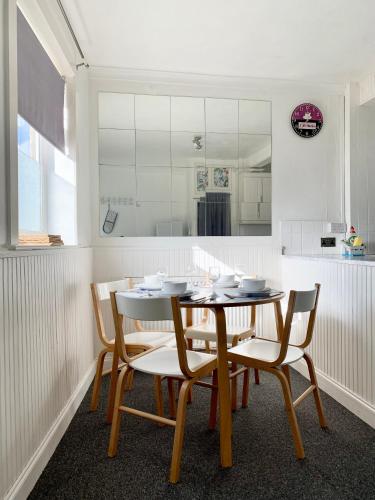 Facilities, Cheerful 2 bedroom residential home - Free parking in Hunslet Carr Facilities, Cheerful 2 bedroom residential home - Free parking in Hunslet Carr