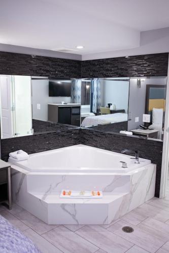 按摩, 西柯汶納溫德姆旅屋套房酒店 (Travelodge Inn & Suites by Wyndham West Covina) in 西科紋納市 (CA) 按摩, 西柯汶納溫德姆旅屋套房酒店 (Travelodge Inn & Suites by Wyndham West Covina) in 西科紋納市 (CA)