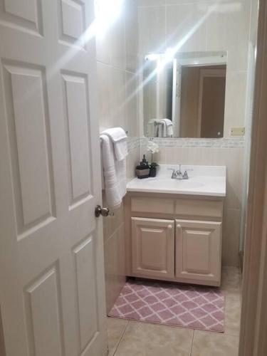 Beautiful 3-bedroom townhouse in Mandeville. in Mandeville Beautiful 3-bedroom townhouse in Mandeville. in Mandeville