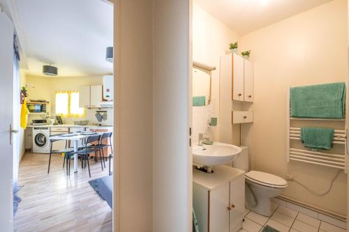 Bathroom, ✰ Peuple la Lance - 4 pers - Wifi- Boite a clef ✰ in Arpajon Bathroom, ✰ Peuple la Lance - 4 pers - Wifi- Boite a clef ✰ in Arpajon