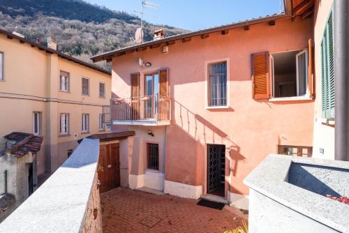 Entrance, Limonta Lake View Apartment with Private Parking in Oliveto Lario Entrance, Limonta Lake View Apartment with Private Parking in Oliveto Lario