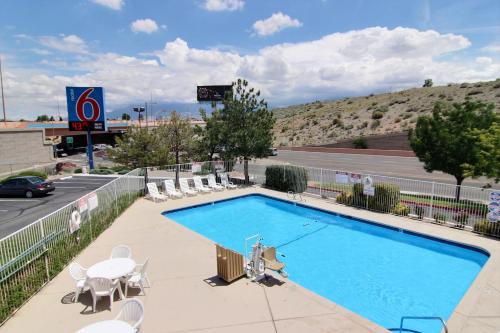 Piscina, Motel 6 Albuquerque, NM - Midtown in Albuquerque City Center Piscina, Motel 6 Albuquerque, NM - Midtown in Albuquerque City Center