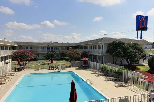 مسبح, Motel 6 Austin, TX - North in مركز مدينة أوستن مسبح, Motel 6 Austin, TX - North in مركز مدينة أوستن