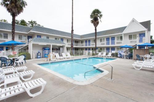 Úszómedence, Motel 6 Sacramento, CA - Central in College Úszómedence, Motel 6 Sacramento, CA - Central in College