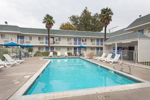 Úszómedence, Motel 6 Sacramento, CA - Central in College Úszómedence, Motel 6 Sacramento, CA - Central in College