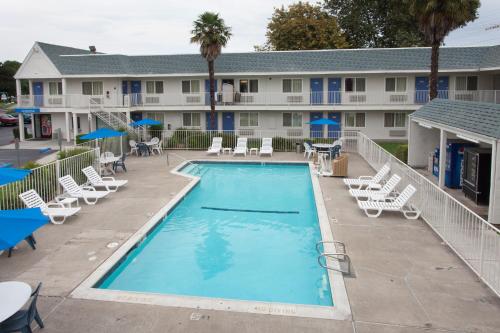 Úszómedence, Motel 6 Sacramento, CA - Central in College Úszómedence, Motel 6 Sacramento, CA - Central in College