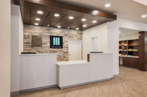 Фойє, Comfort Inn & Suites Gaylord in Гейлорд (Мічіган) Фойє, Comfort Inn & Suites Gaylord in Гейлорд (Мічіган)
