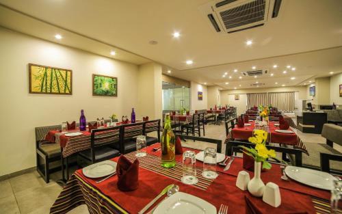 レストラン, ホテル ザ バジル パーク (Hotel The Basil Park) in バーウナガル レストラン, ホテル ザ バジル パーク (Hotel The Basil Park) in バーウナガル